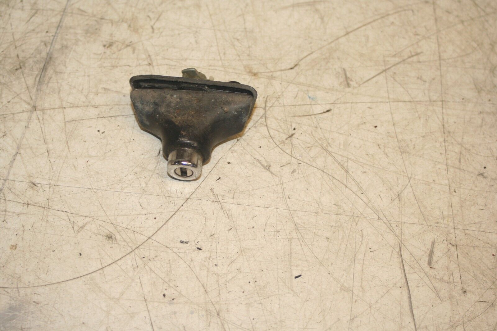 1988 BMW 735 7SERIES E32. BOOT LID TAILGATE LOCK BUTTON OPEN NO KEY - Image 3