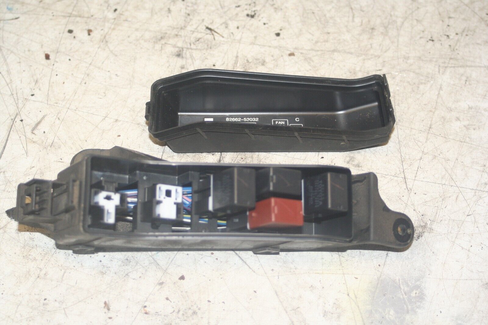 2004 LEXUS IS200. RELAY BOX HOUSING 82662-53032