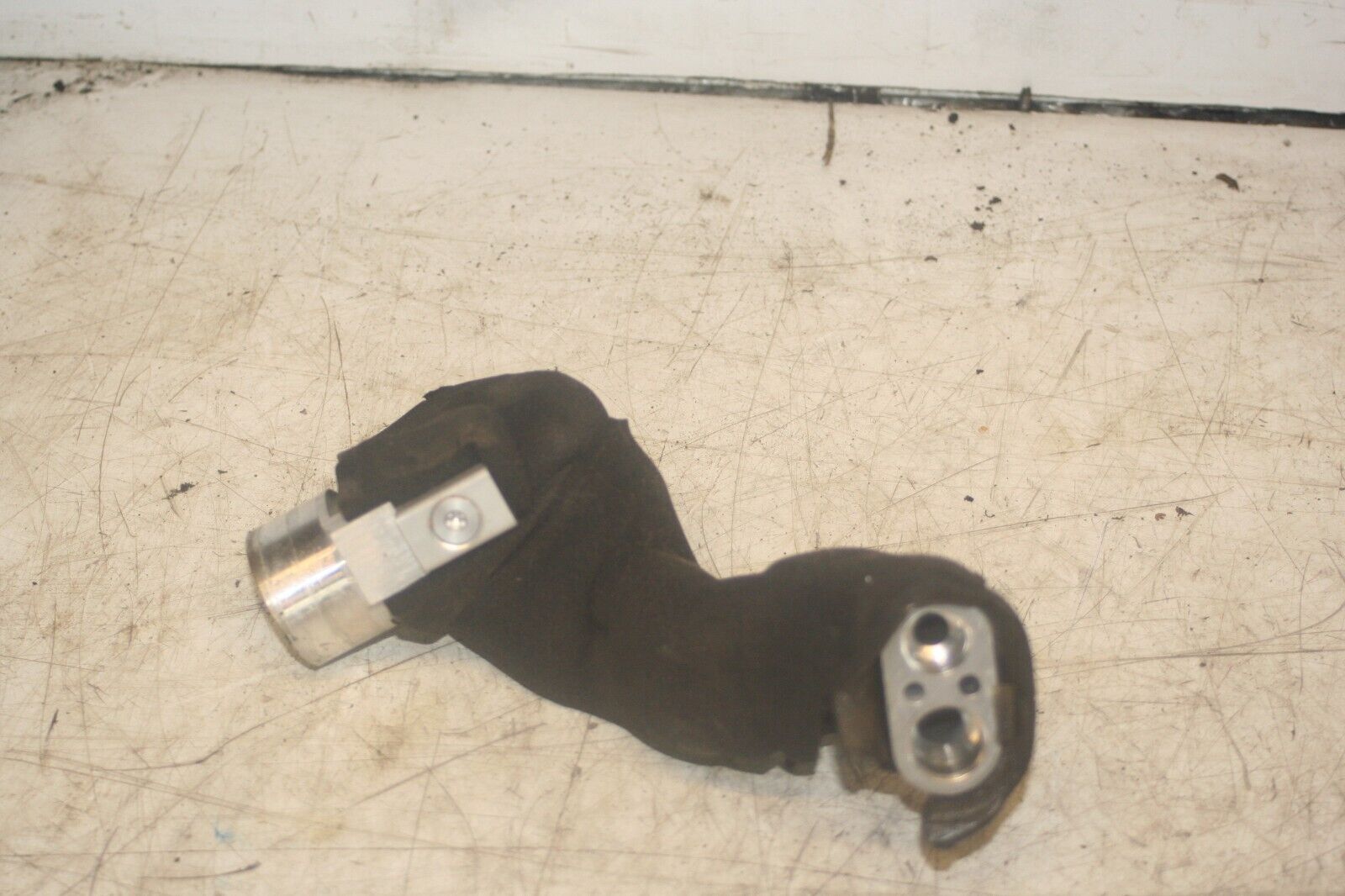 2004 LEXUS IS200. AIR CON PIPE