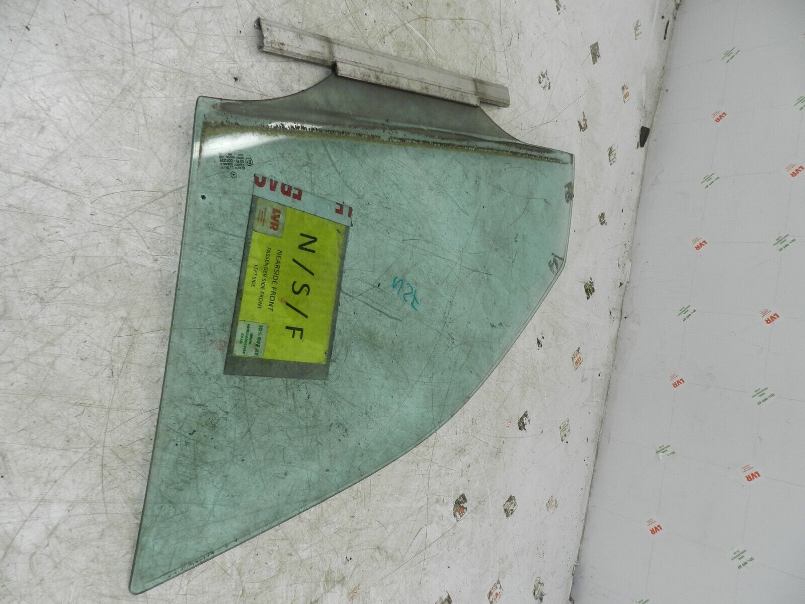 (141) MERCEDES E CLASS SALOON W210. PASSENGER SIDE FRONT WINDOW GLASS