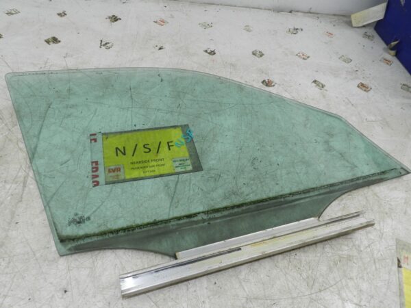 (141) MERCEDES E CLASS SALOON W210. PASSENGER SIDE FRONT WINDOW GLASS - Image 4