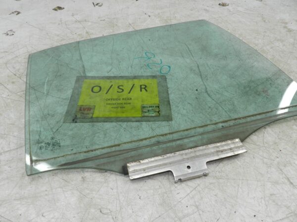 (141) MERCEDES E CLASS SALOON W210. DRIVER SIDE REAR WINDOW GLASS - Image 2