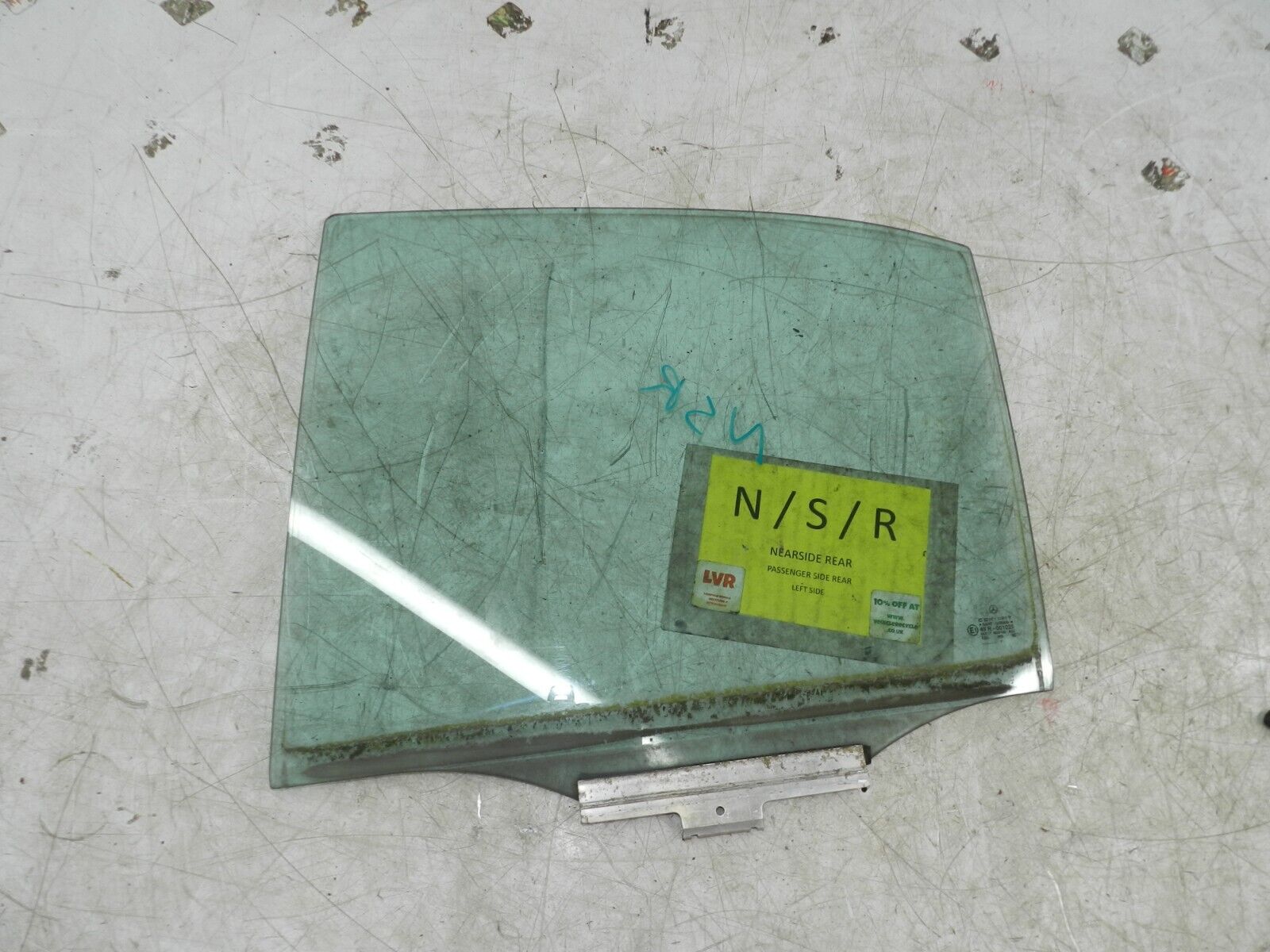 (141) MERCEDES E CLASS SALOON W210. PASSENGER SIDE REAR WINDOW GLASS - Image 2