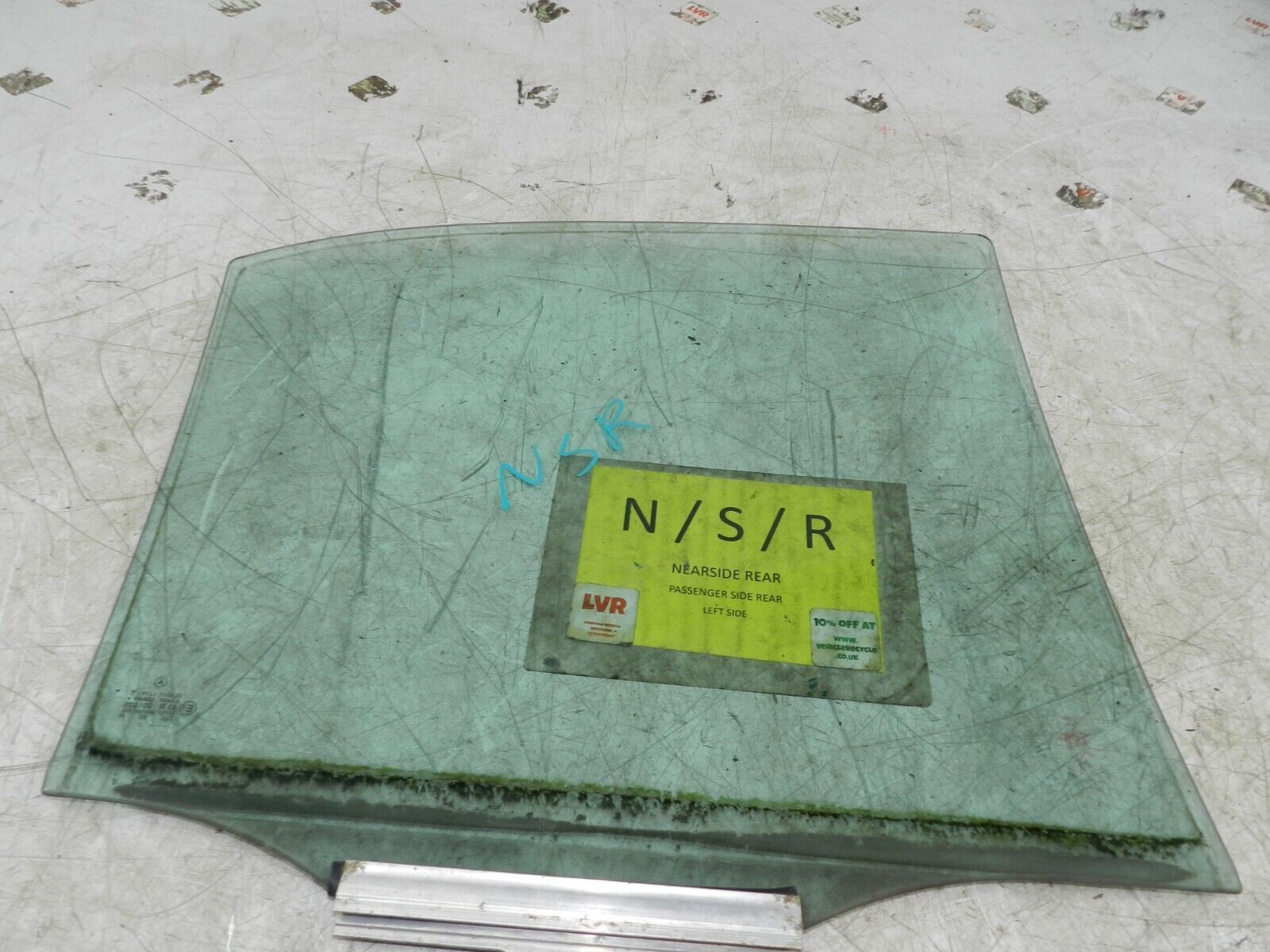 (141) MERCEDES E CLASS SALOON W210. PASSENGER SIDE REAR WINDOW GLASS - Image 3