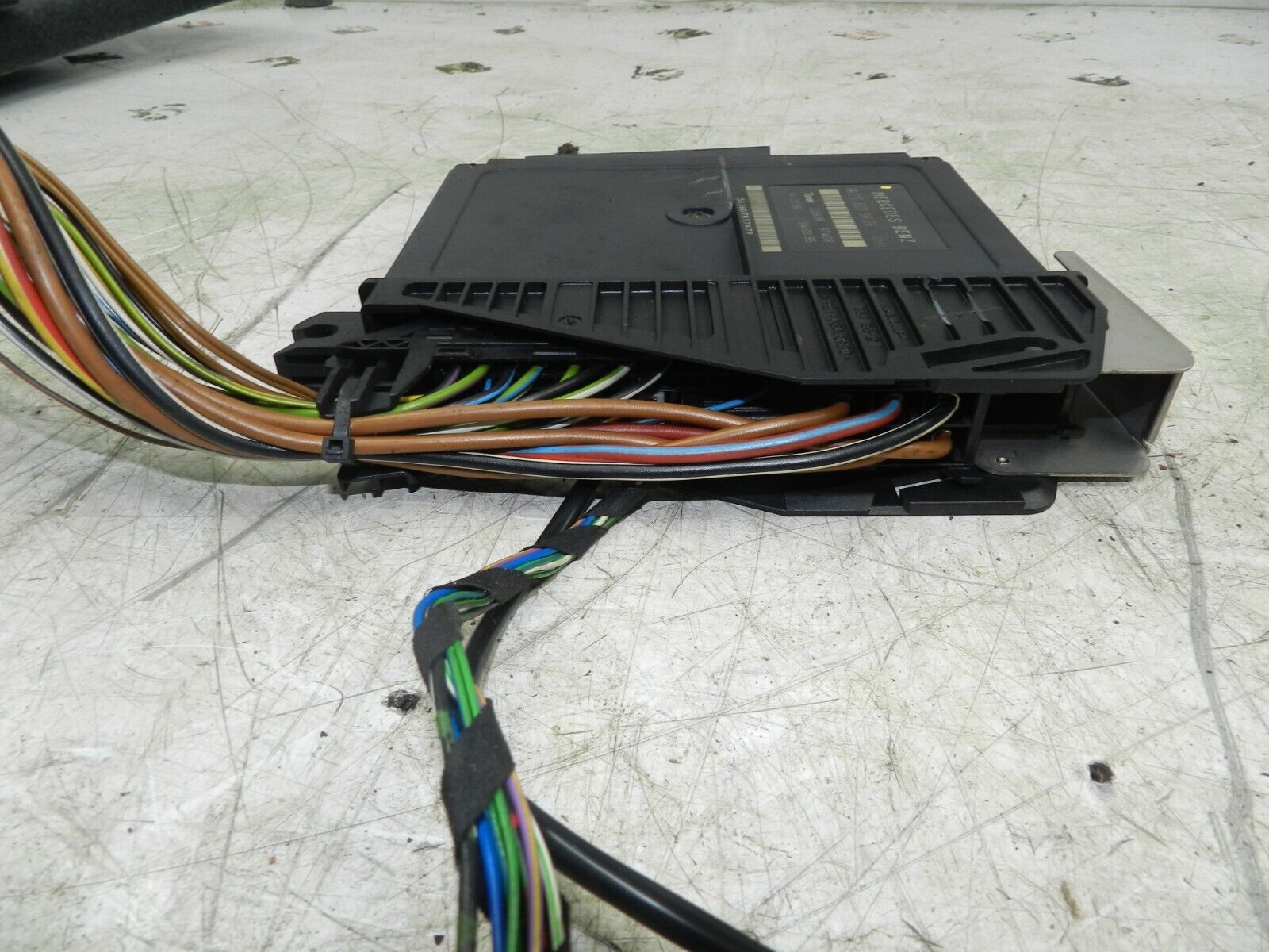 (141) MERCEDES E CLASS SALOON W210. 2108203826 ECU BODY CONTROL UNIT MODULE - Image 2