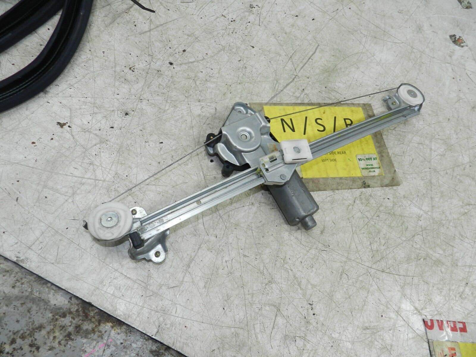 (141) MERCEDES E CLASS SALOON W210. PASSENGER SIDE REAR WINDOW REGULATOR + MOTOR - Image 3