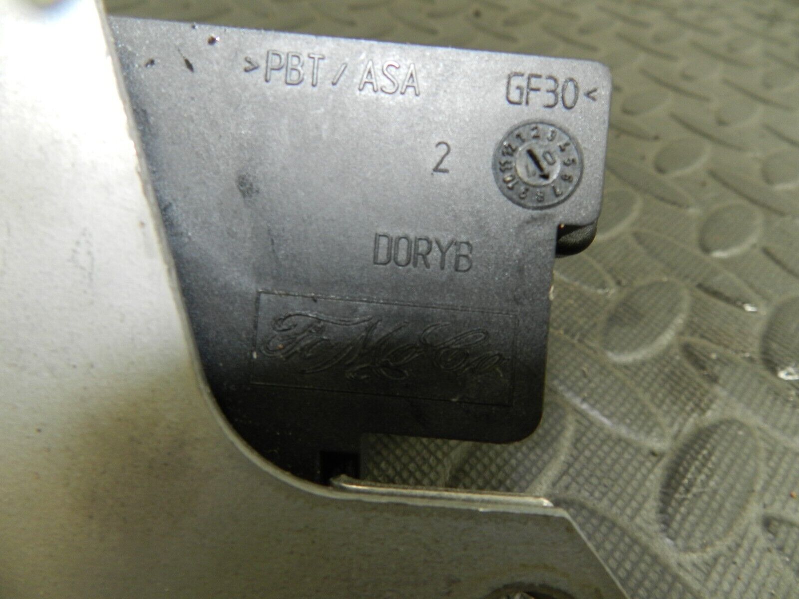 151. 2008 FORD FOCUS MK2 TITANIUM. BOOT LID TAIL GATE LATCH LOCK - Image 2