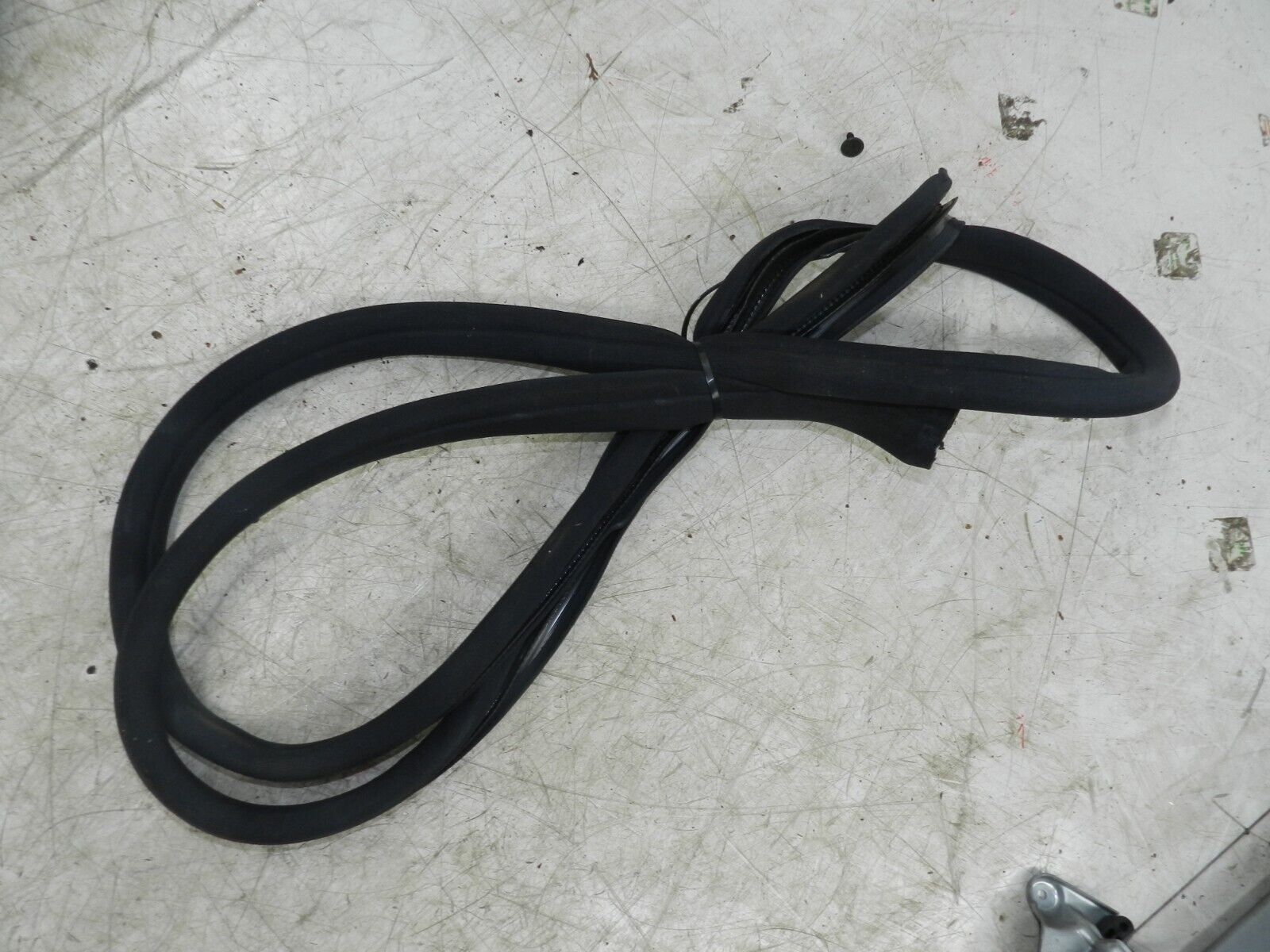 (141) MERCEDES E CLASS SALOON W210. DOOR RUBBER - Image 2