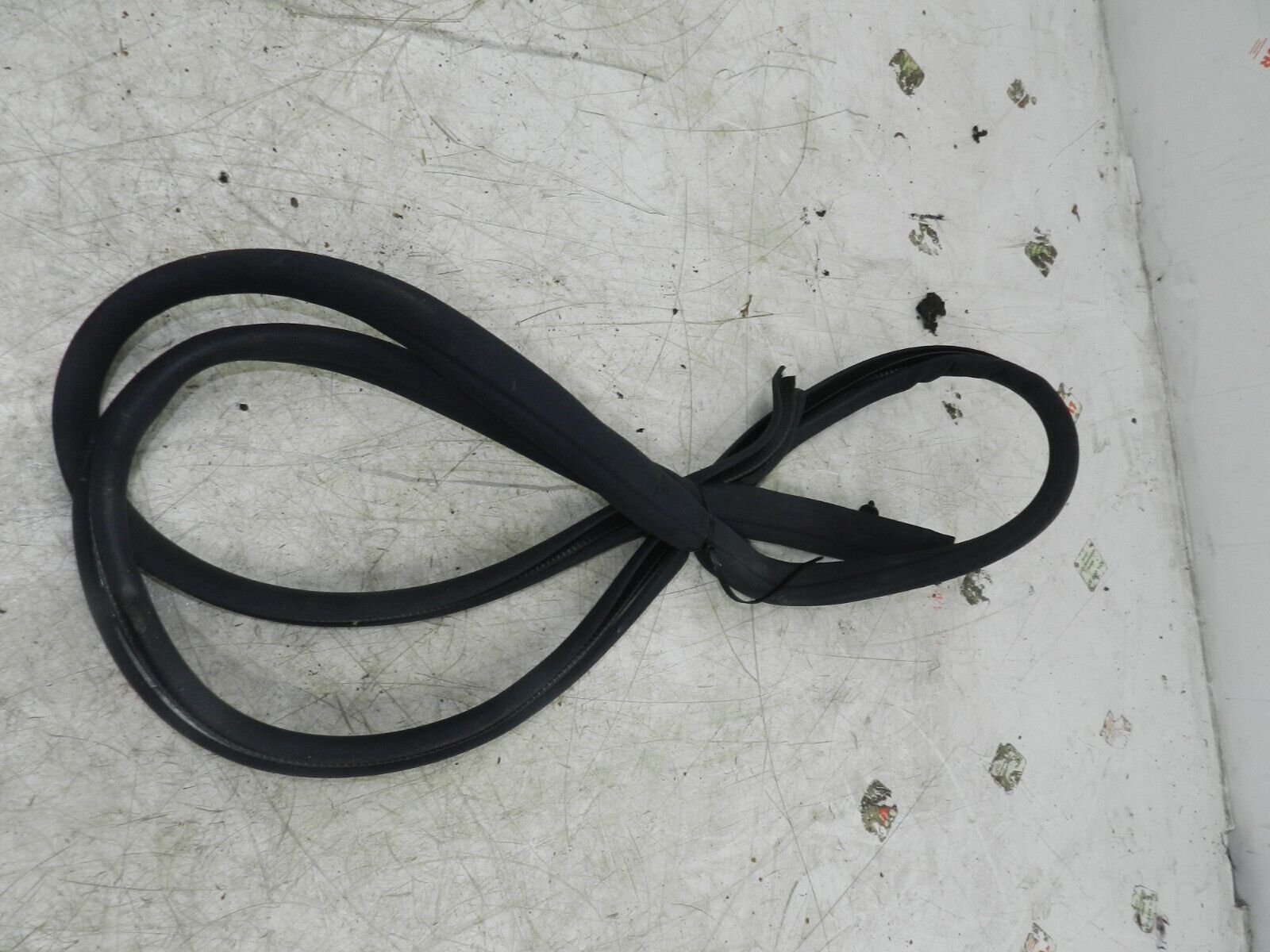 (141) MERCEDES E CLASS SALOON W210. DOOR RUBBER - Image 3