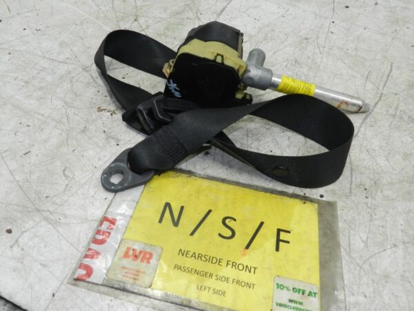 (141) MERCEDES E CLASS SALOON W210. PASSENGER SIDE FRONT SEAT BELT