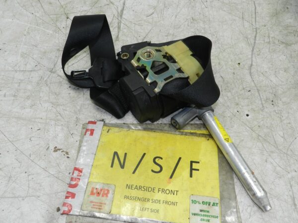 (141) MERCEDES E CLASS SALOON W210. PASSENGER SIDE FRONT SEAT BELT - Image 2