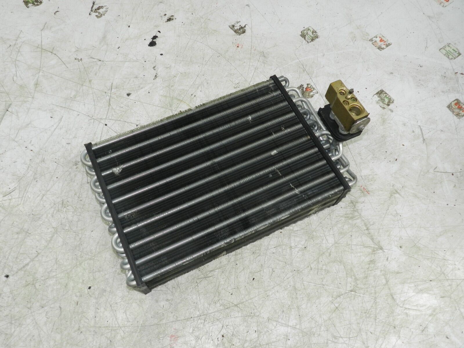(141) MERCEDES E CLASS SALOON W210. AIR CON MATRIX RADIATOR - Image 3