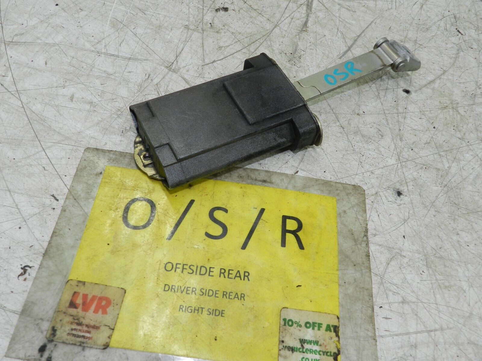 (141) MERCEDES E CLASS SALOON W210. DRIVER SIDE REAR DOOR STAY STRAP CHECK