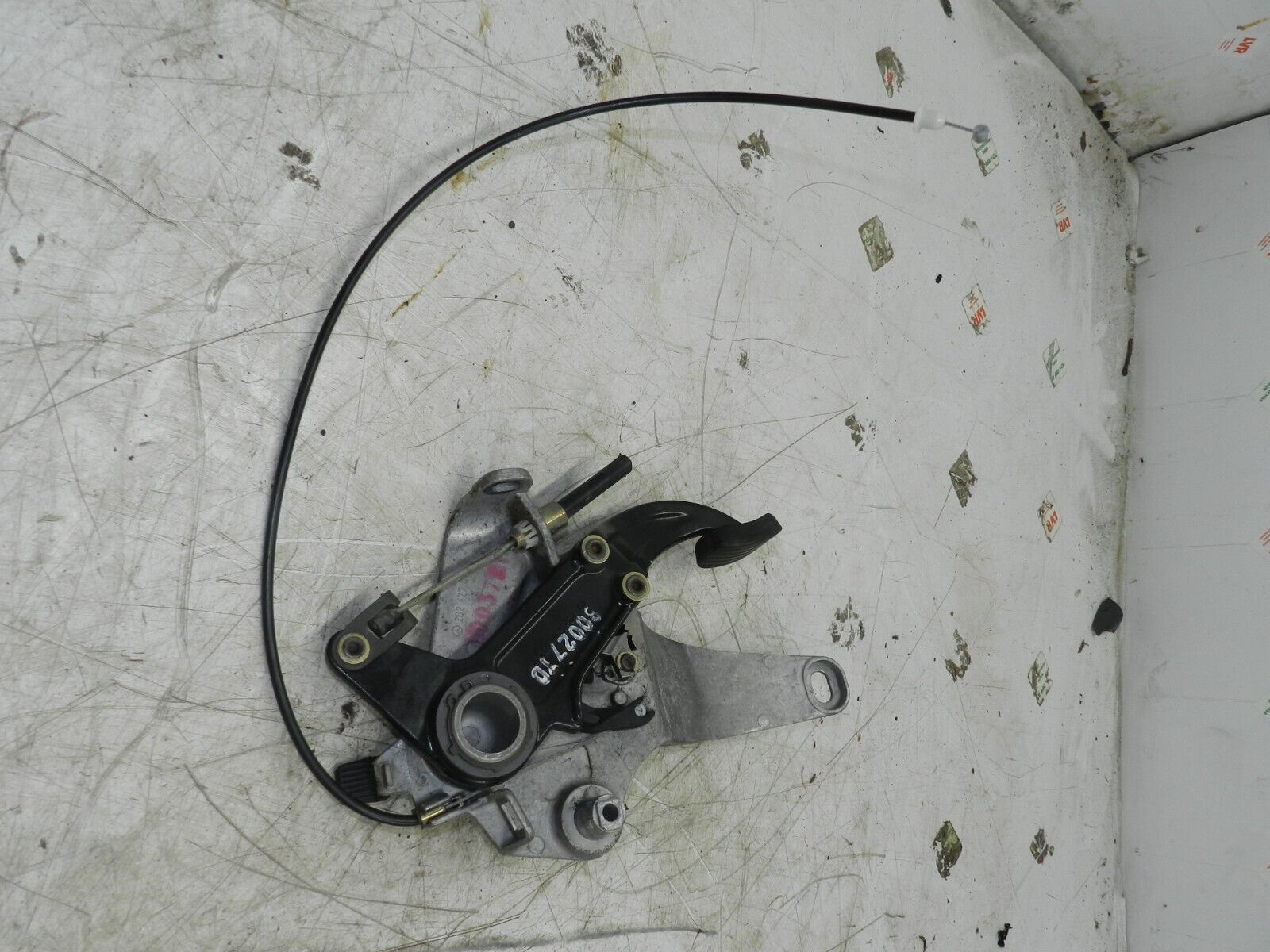 (141) MERCEDES E CLASS SALOON W210. HANDBRAKE FOOT PEDAL AND CABLE
