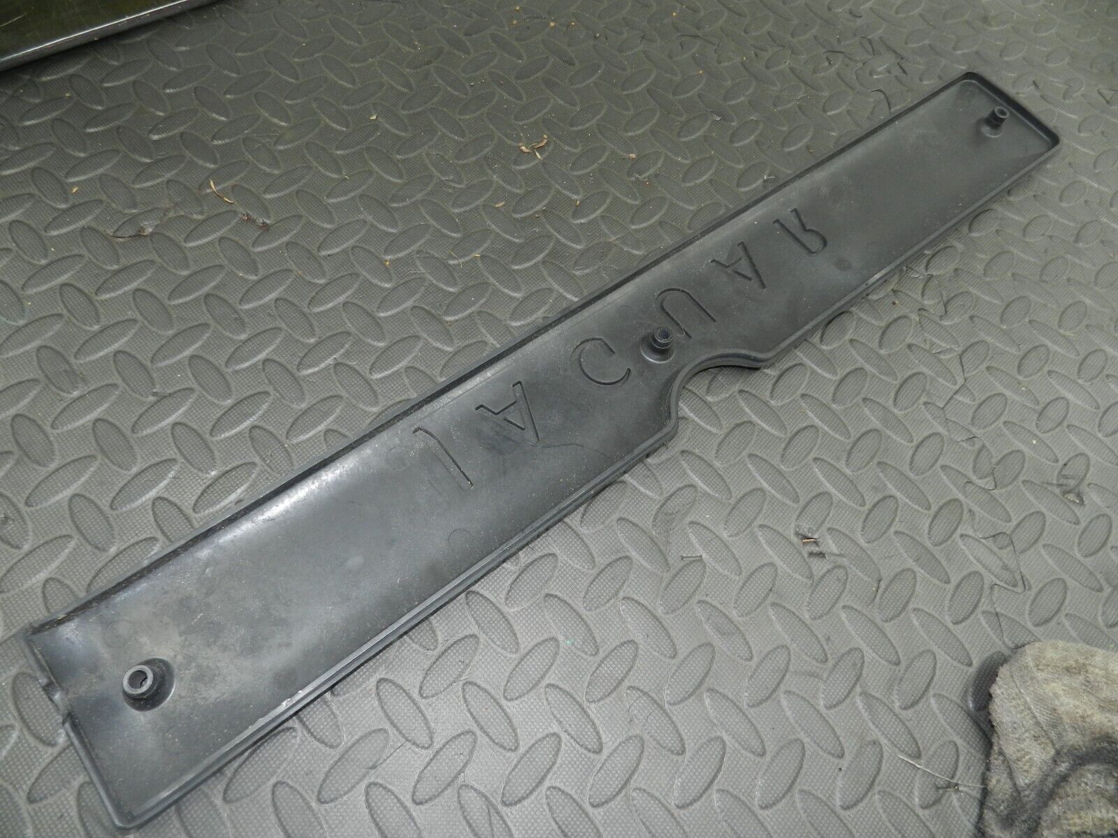 147. JAGUAR XJ6 XJ40. 3.2 LITRE ENGINE COVER - Image 2