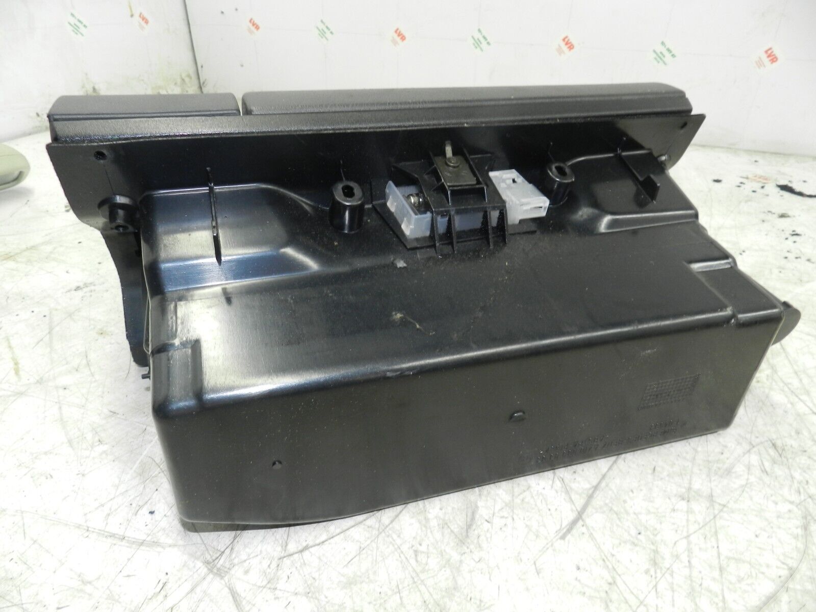 (141) MERCEDES E CLASS SALOON W210. GLOVE BOX - Image 3