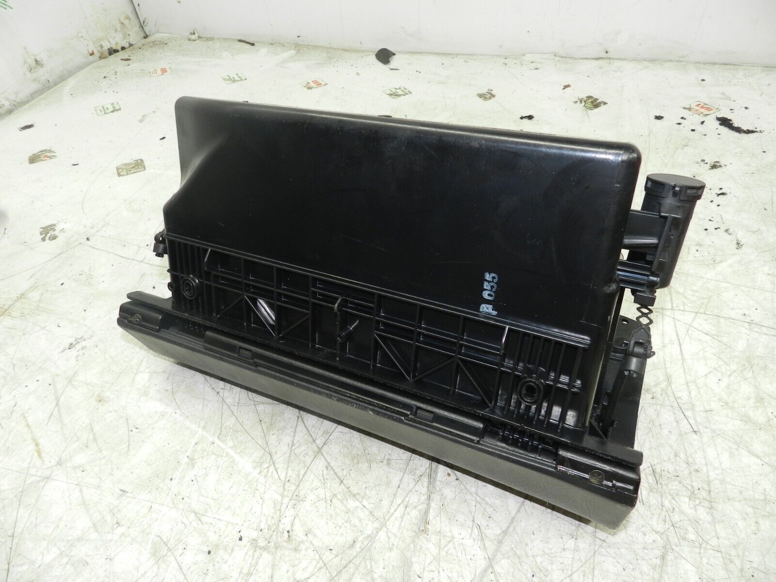 (141) MERCEDES E CLASS SALOON W210. GLOVE BOX - Image 4