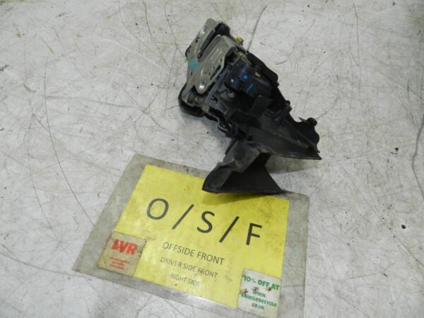 (141) MERCEDES E CLASS SALOON W210. DRIVER SIDE FRONT DOOR LOCK MECHANISM