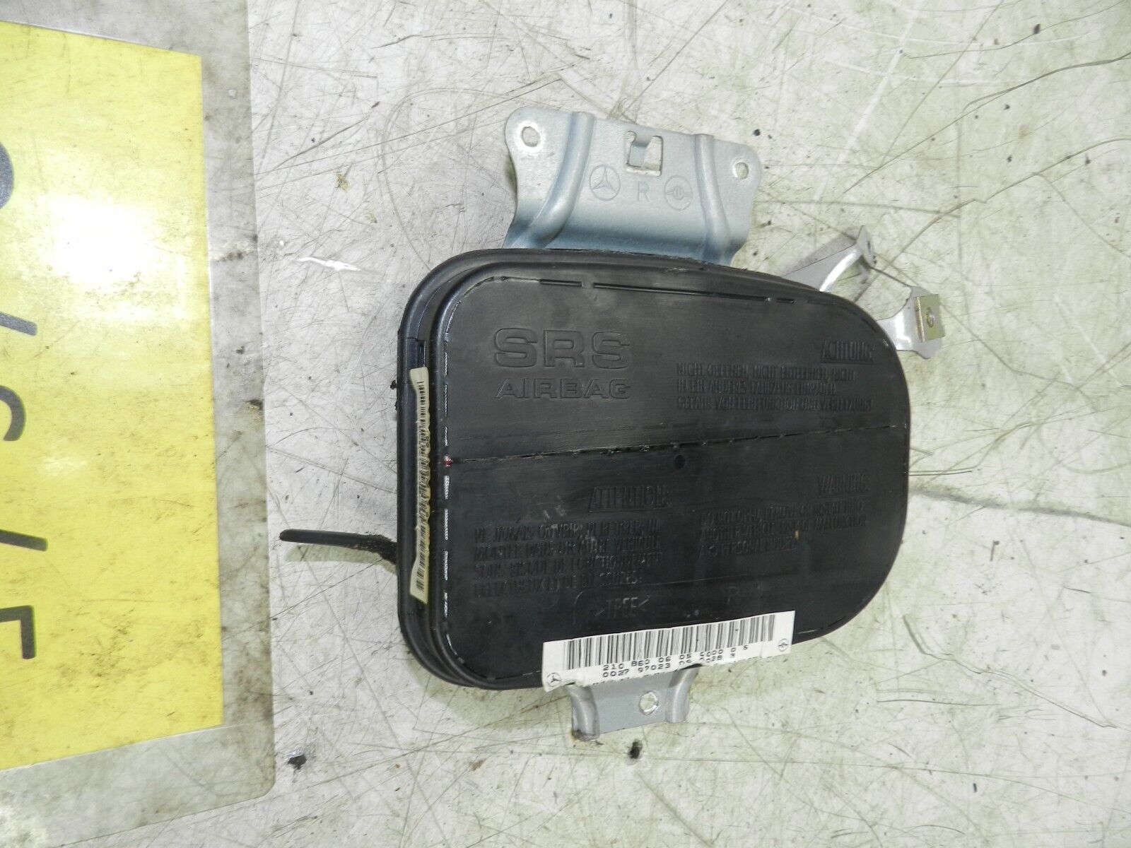 (141) MERCEDES E CLASS SALOON W210. DRIVER SIDE FRONT DOOR LOCK AIR BAG - Image 3