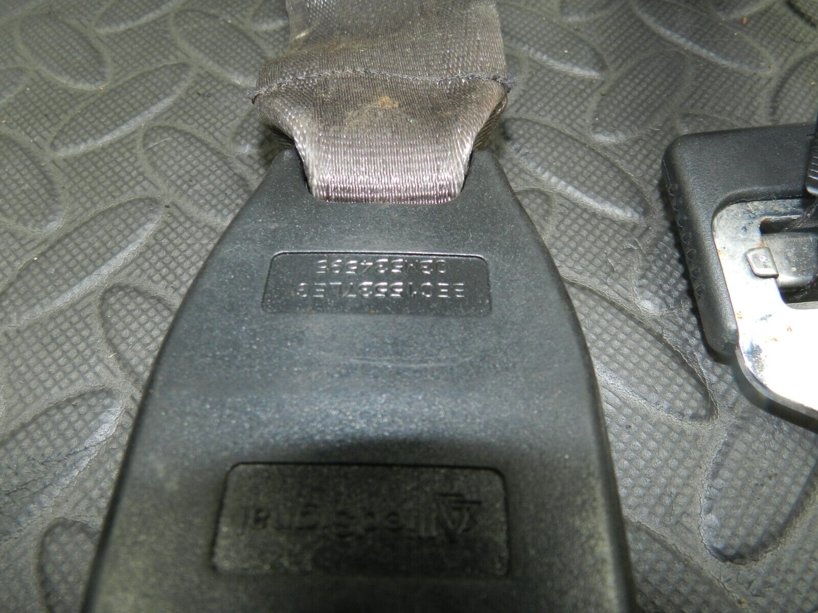 147. JAGUAR XJ6 XJ40. REAR MIDDLE SEAT BELT AND BUCKLE CLIP - Image 2