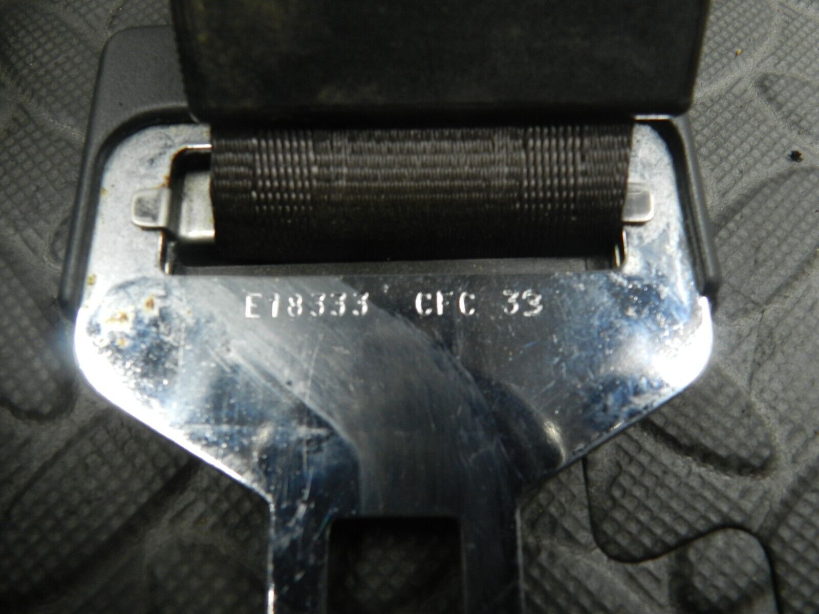 147. JAGUAR XJ6 XJ40. REAR MIDDLE SEAT BELT AND BUCKLE CLIP - Image 4