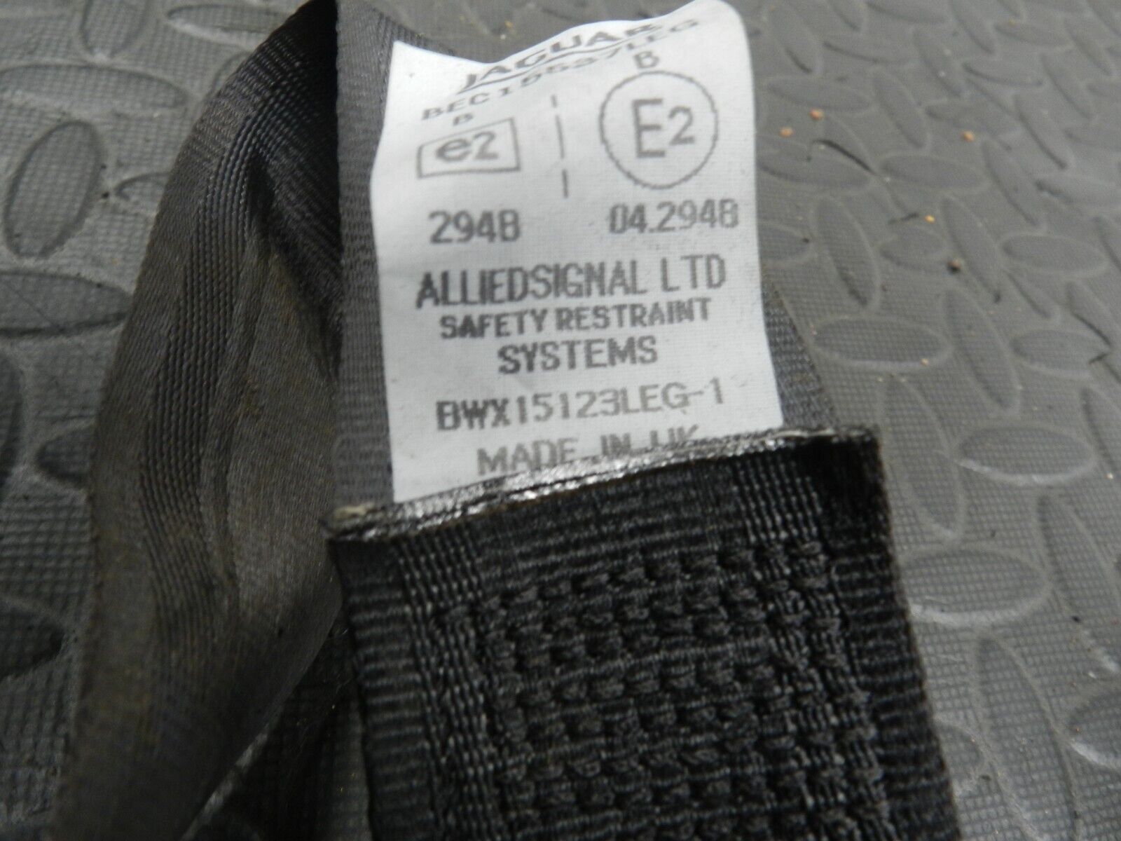 147. JAGUAR XJ6 XJ40. REAR MIDDLE SEAT BELT AND BUCKLE CLIP - Image 6