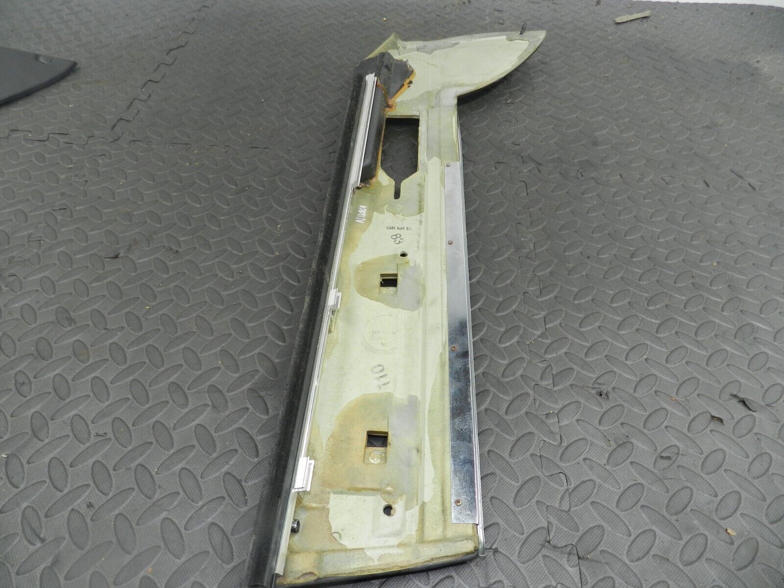 147. JAGUAR XJ6 XJ40. DOOR CARD UPPER TRIM - Image 2