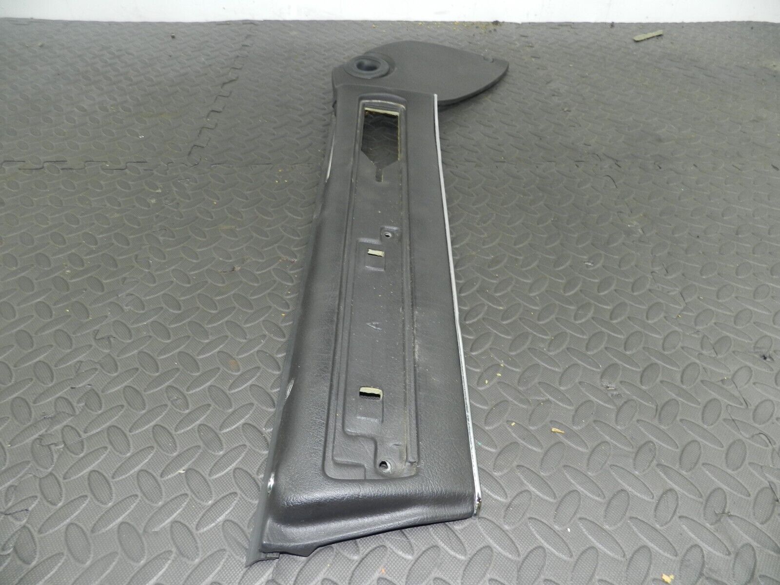 147. JAGUAR XJ6 XJ40. DOOR CARD UPPER TRIM