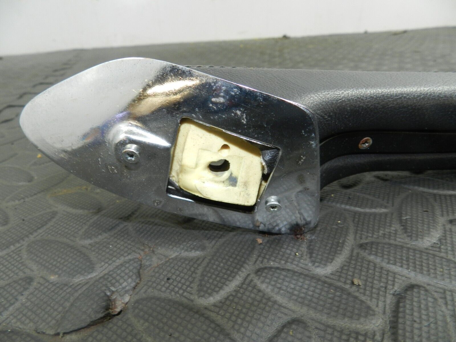 147. JAGUAR XJ6 XJ40. DOOR CARD HANDLE - Image 2