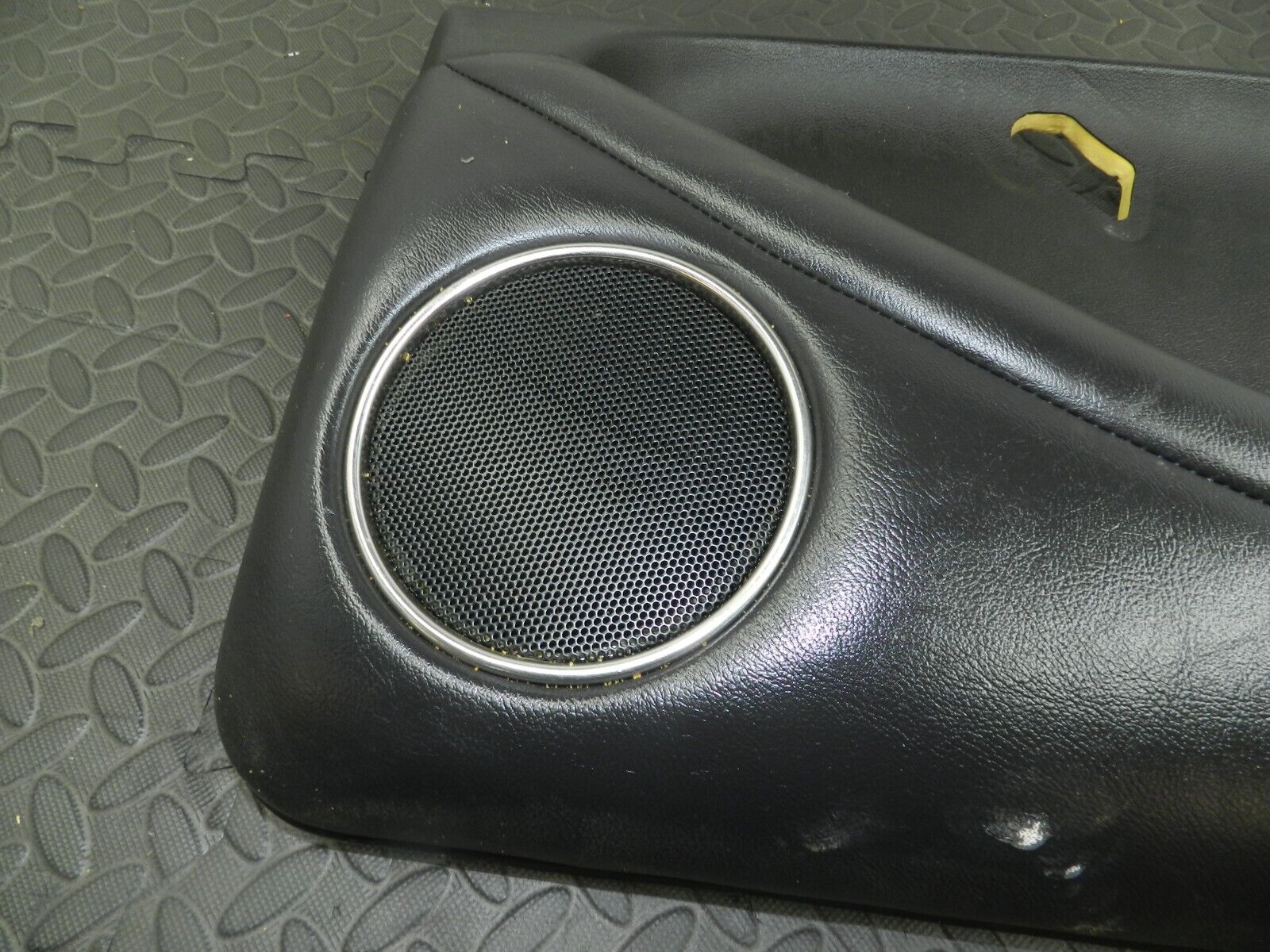 147. JAGUAR XJ6 XJ40. DOOR CARD LOWER TRIM - Image 3