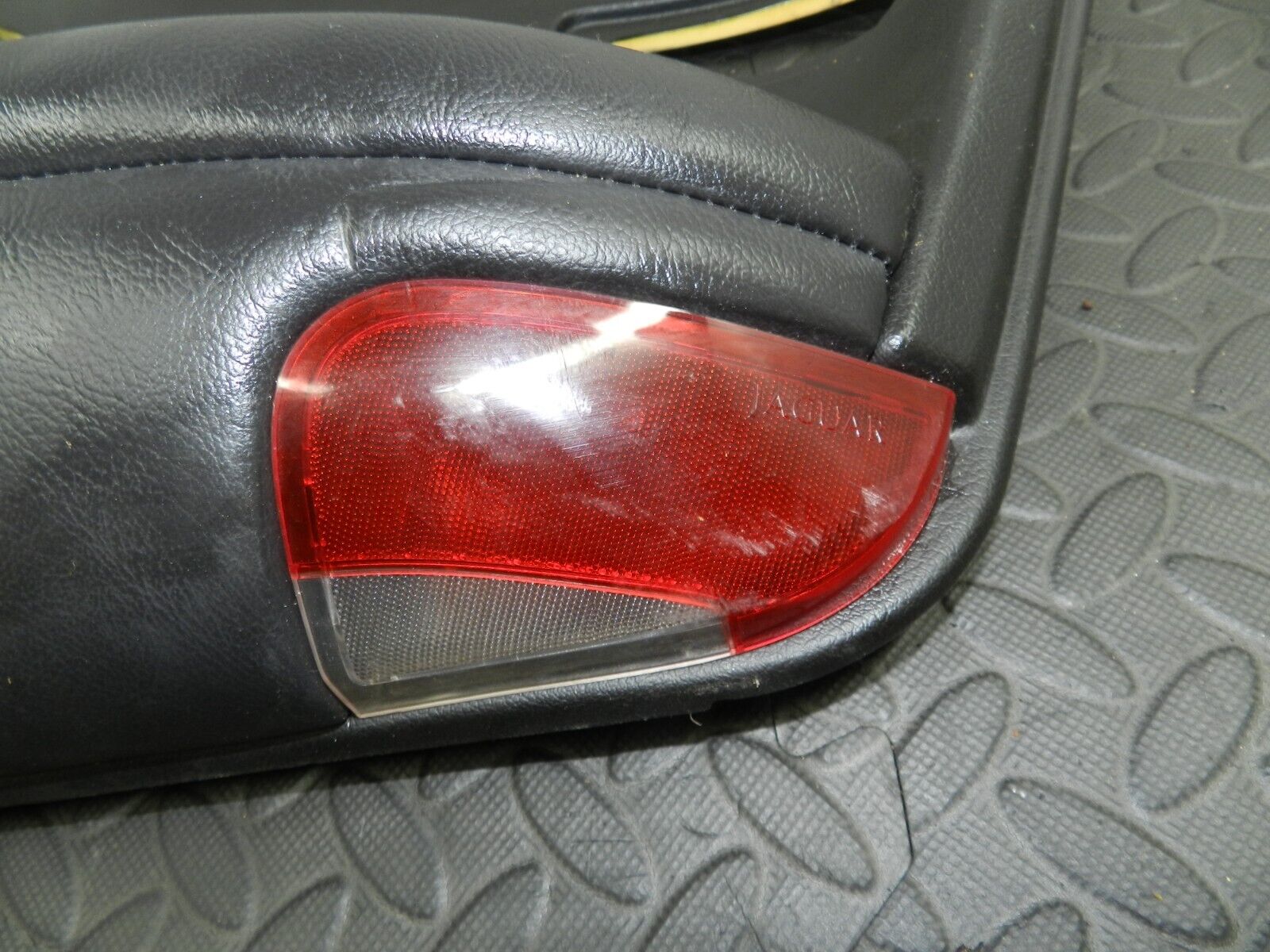 147. JAGUAR XJ6 XJ40. DOOR CARD LOWER TRIM - Image 4