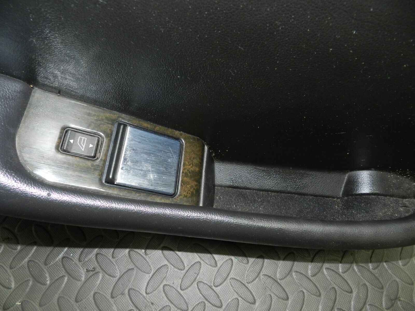 147. JAGUAR XJ6 XJ40. DOOR CARD LOWER TRIM - Image 5