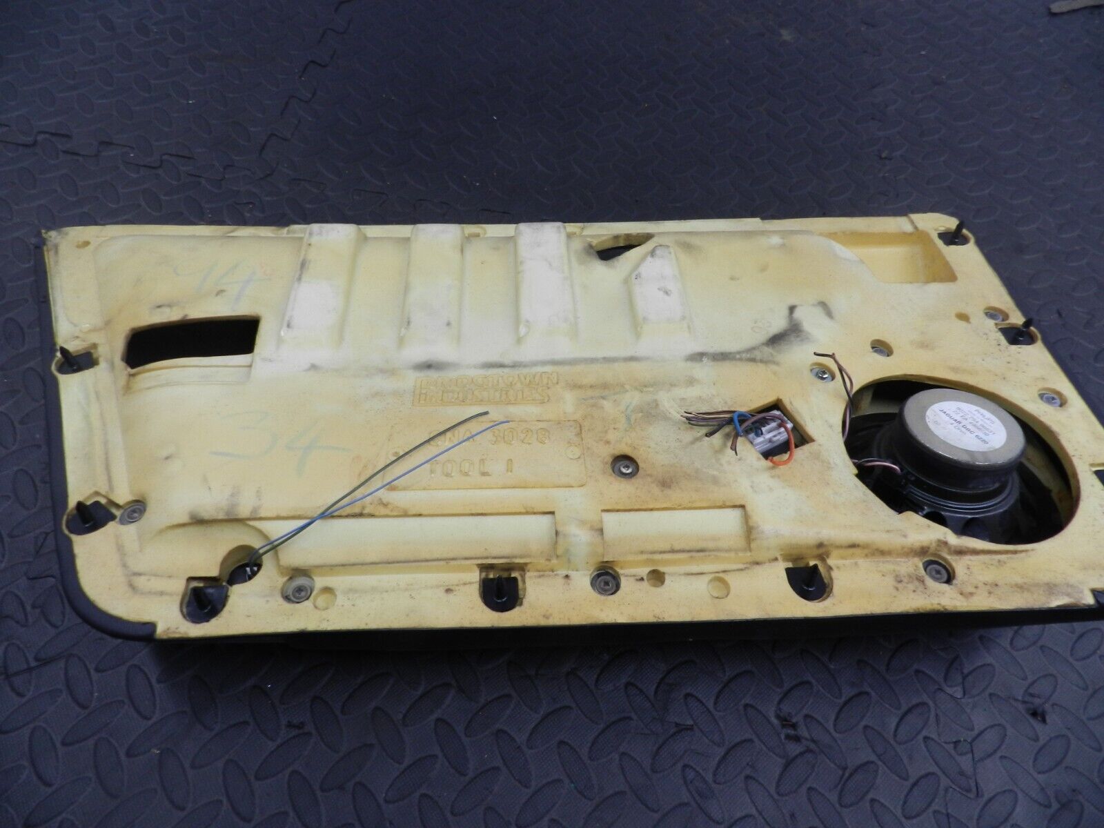 147. JAGUAR XJ6 XJ40. DOOR CARD LOWER TRIM - Image 6