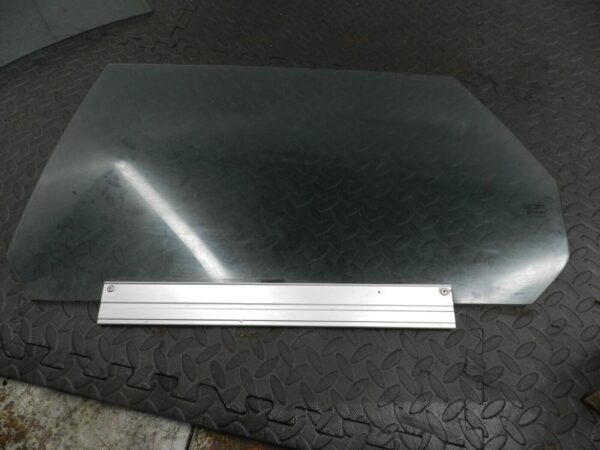 147. JAGUAR XJ6 XJ40. PASSENGER SIDE REAR WINDOW GLASS