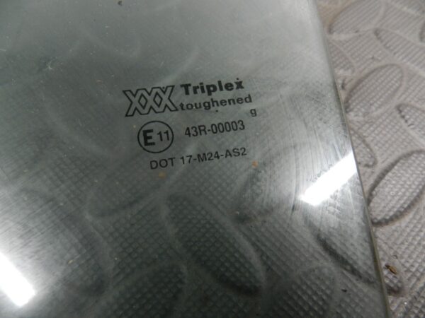 147. JAGUAR XJ6 XJ40. PASSENGER SIDE REAR WINDOW GLASS - Image 3