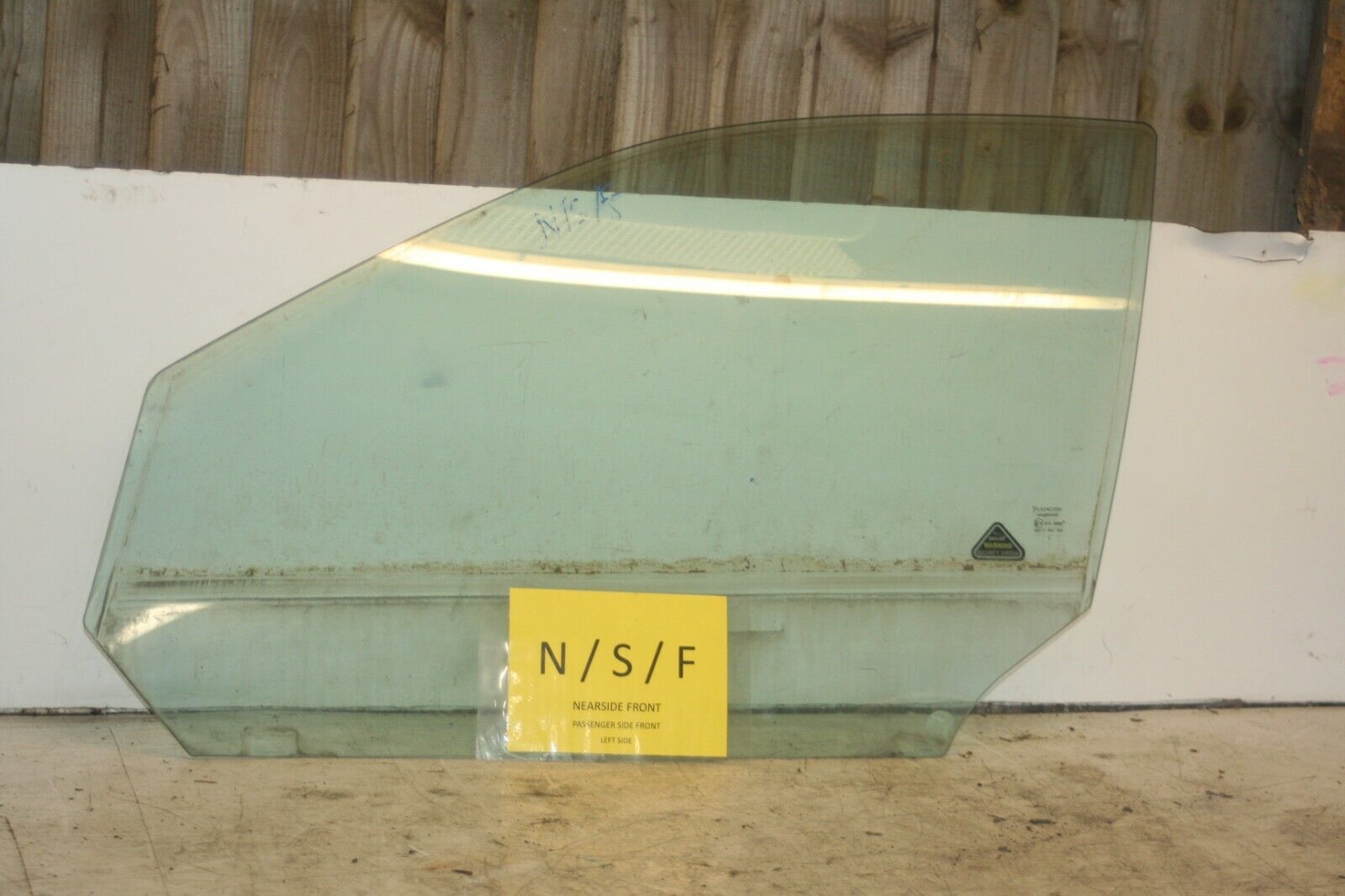 JAGUAR S TYPE. PASSENGER SIDE FRONT WINDOW GLASS