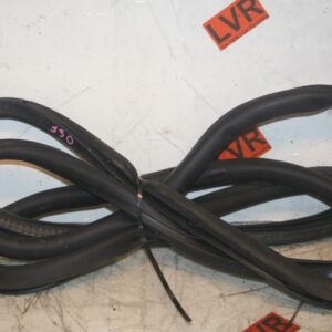2005 VOLKSWAGEN GOLF MK5. DRIVER SIDE FRONT DOOR RUBBER SEAL