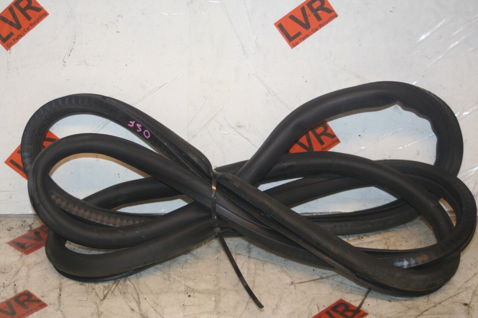 2005 VOLKSWAGEN GOLF MK5. DRIVER SIDE FRONT DOOR RUBBER SEAL