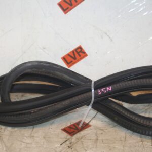 2005 VOLKSWAGEN GOLF MK5. PASSENGER SIDE FRONT DOOR RUBBER SEAT