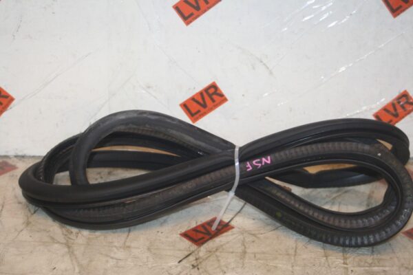 2005 VOLKSWAGEN GOLF MK5. PASSENGER SIDE FRONT DOOR RUBBER SEAT