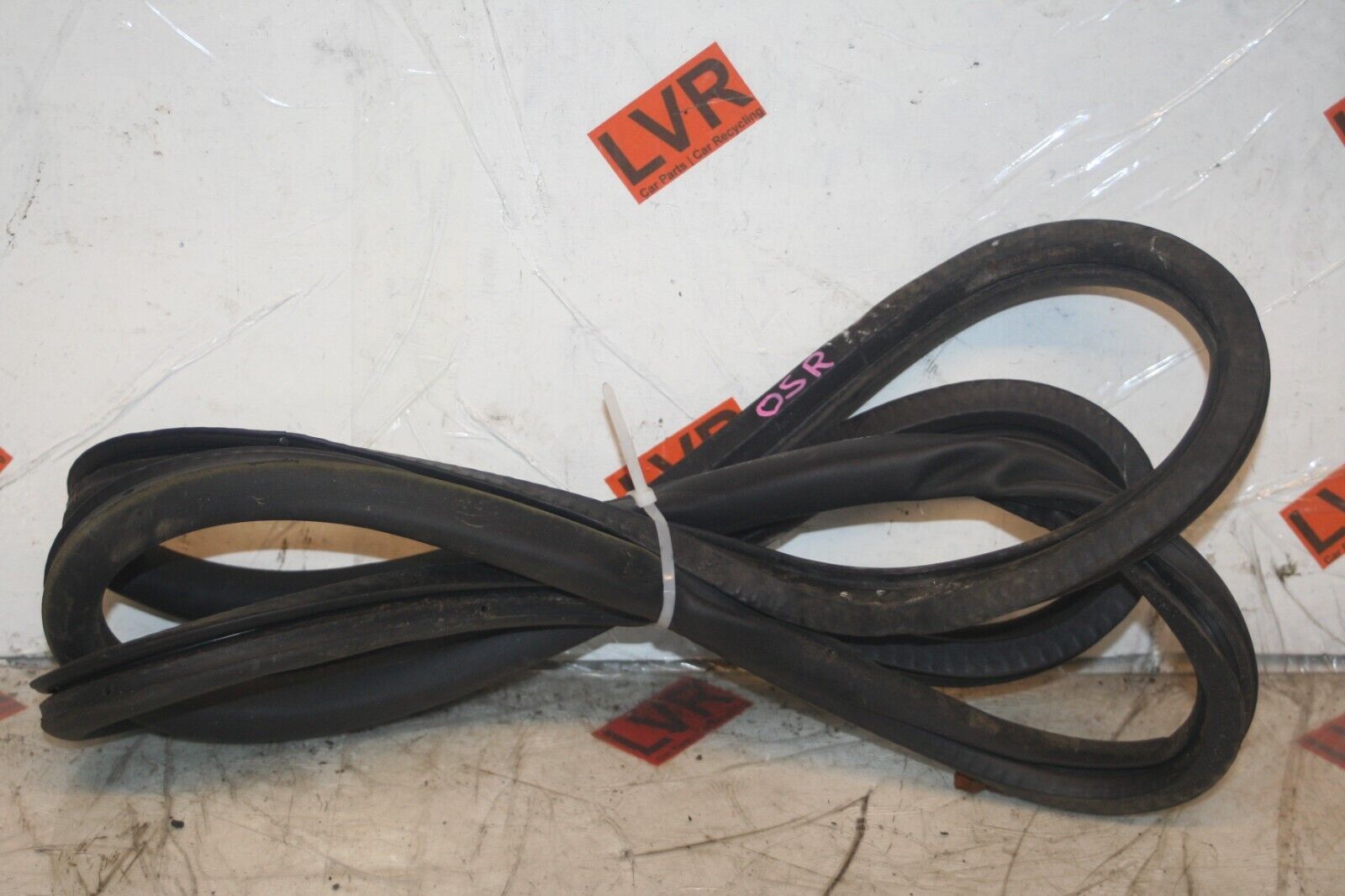 2005 VOLKSWAGEN GOLF MK5. DRIVER SIDE REAR DOOR RUBBER SEAL