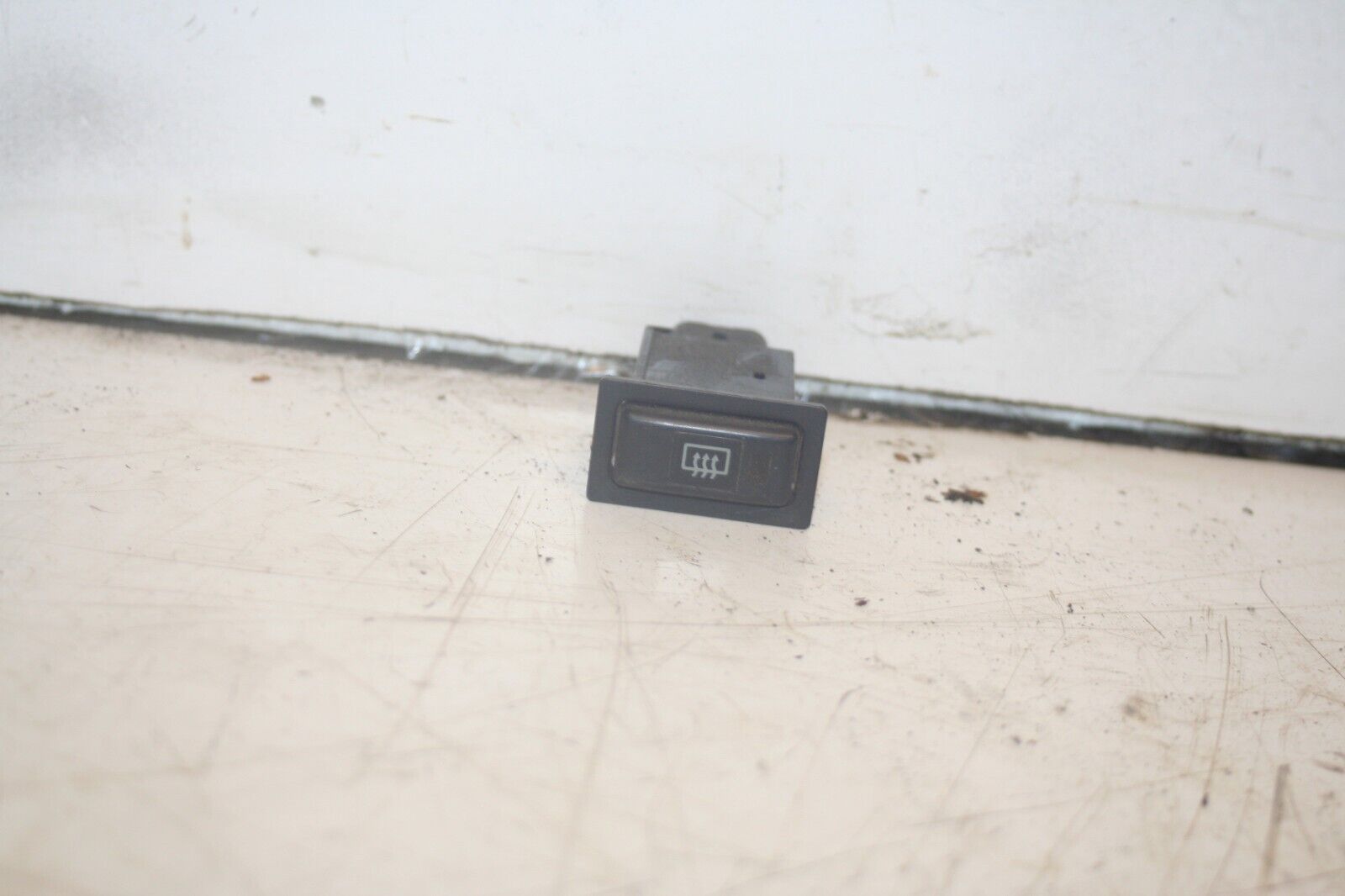 (98) TOYOTA RAV 4 MK1. HEATED REAR SCREEN SWITCH