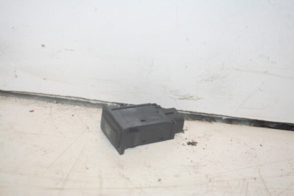 (98) TOYOTA RAV 4 MK1. HEATED REAR SCREEN SWITCH - Image 2