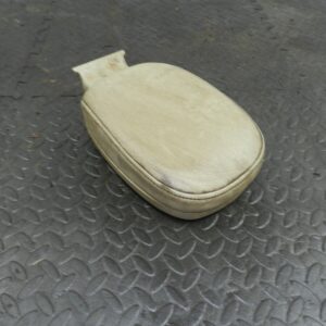 155 1999 LAND ROVER DISCOVERY 2 V8. REAR THIRD 3rd ROW FOLD DOWN HEAD REST