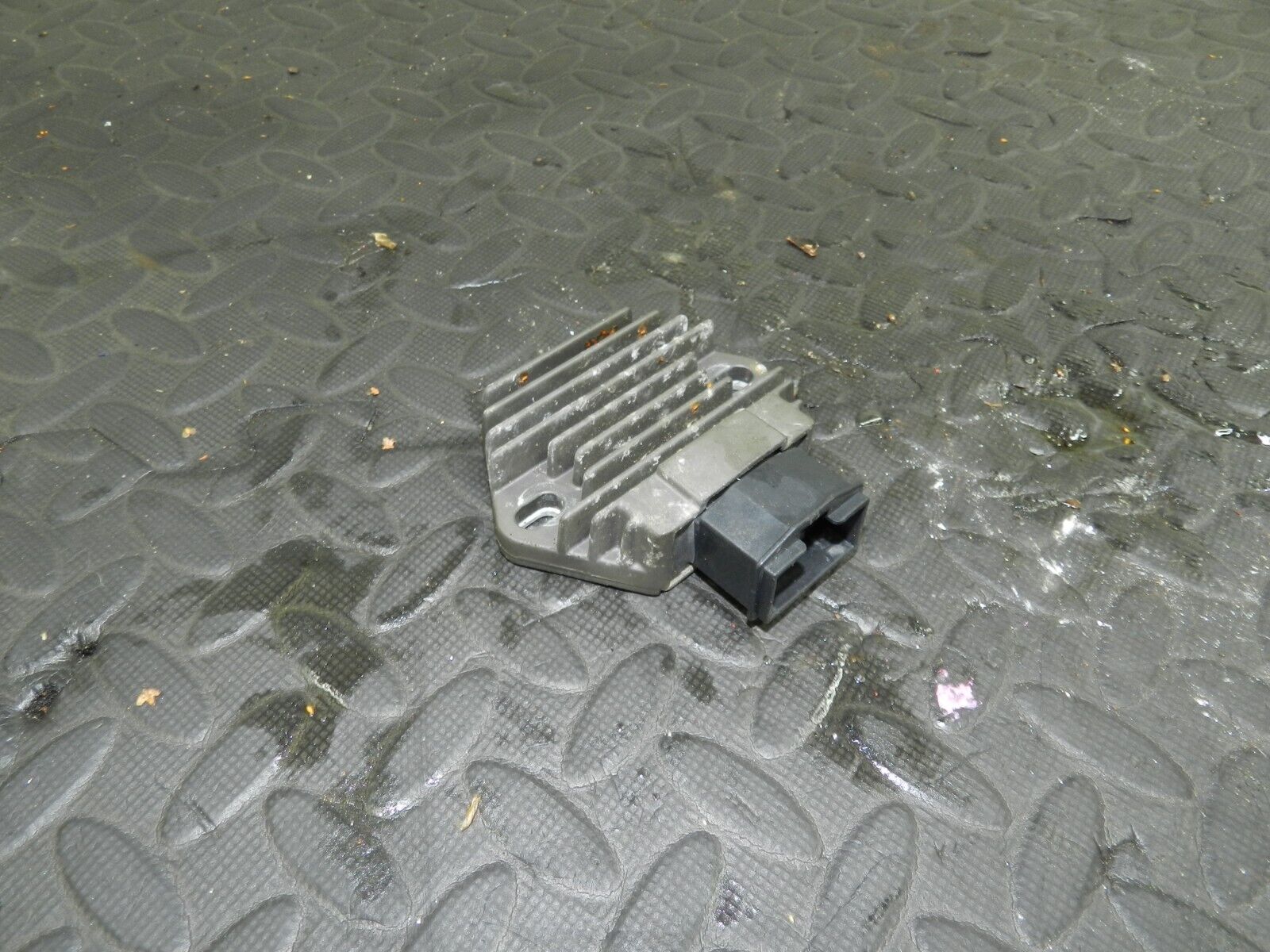 2005 HONDA HORNET CB600FS. VOLTAGE REGULATOR