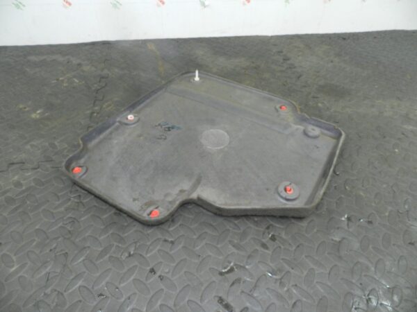155 1999 LAND ROVER DISCOVERY 2 V8. BACK OF REAR SEAT TRIM