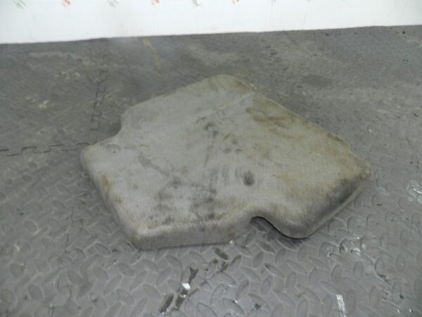 155 1999 LAND ROVER DISCOVERY 2 V8. BACK OF REAR SEAT TRIM - Image 2