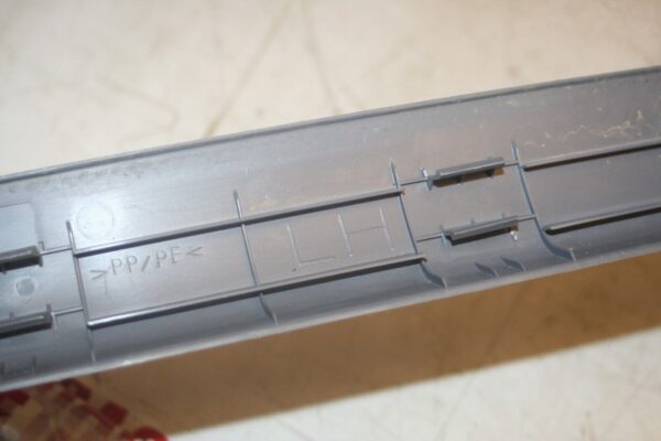 (99) TOYOTA RAV 4 3 DOOR. 67914-42070 FLOOR SILL TRIM - Image 3