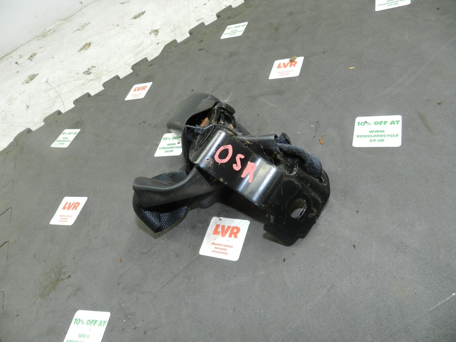(133) 2005 TOYOTA AVENSIS. DRIVER SIDE REAR SEATBELT BUCKLES