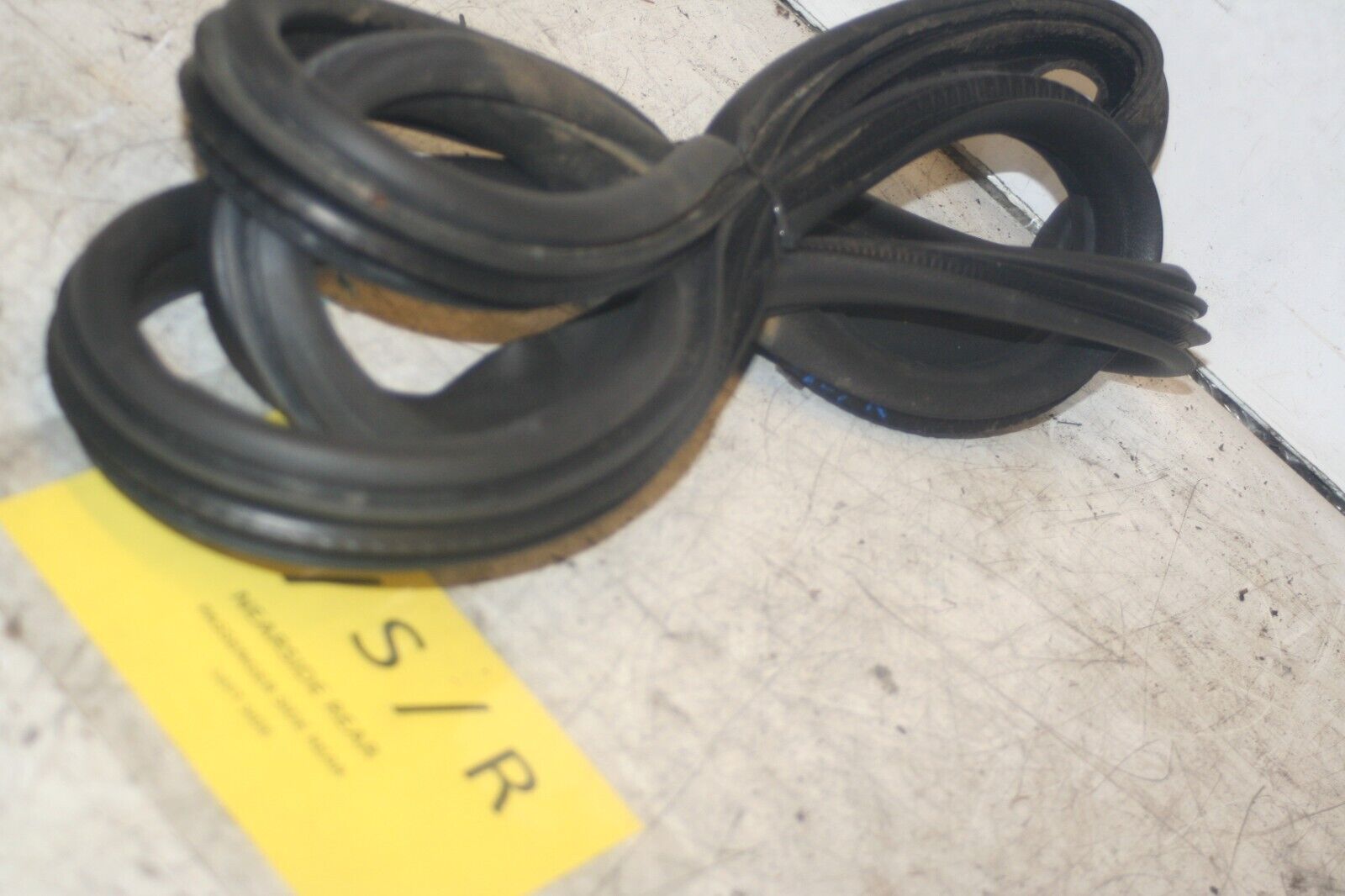 JAGUAR S TYPE. PASSENGER SIDE REAR DOOR RUBBER SEAL - Image 2
